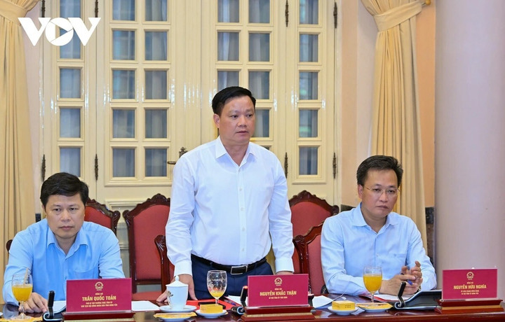 Lãnh đạo tỉnh Thái Bình báo cáo tại buổi làm việc.