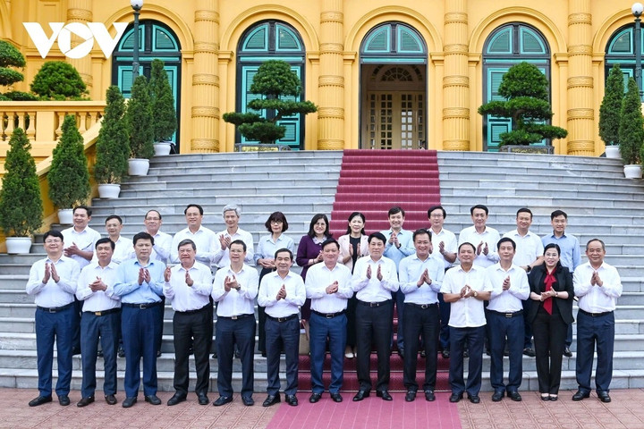 Chủ tịch nước Lương Cường chụp ảnh lưu niệm cùng các đại biểu.