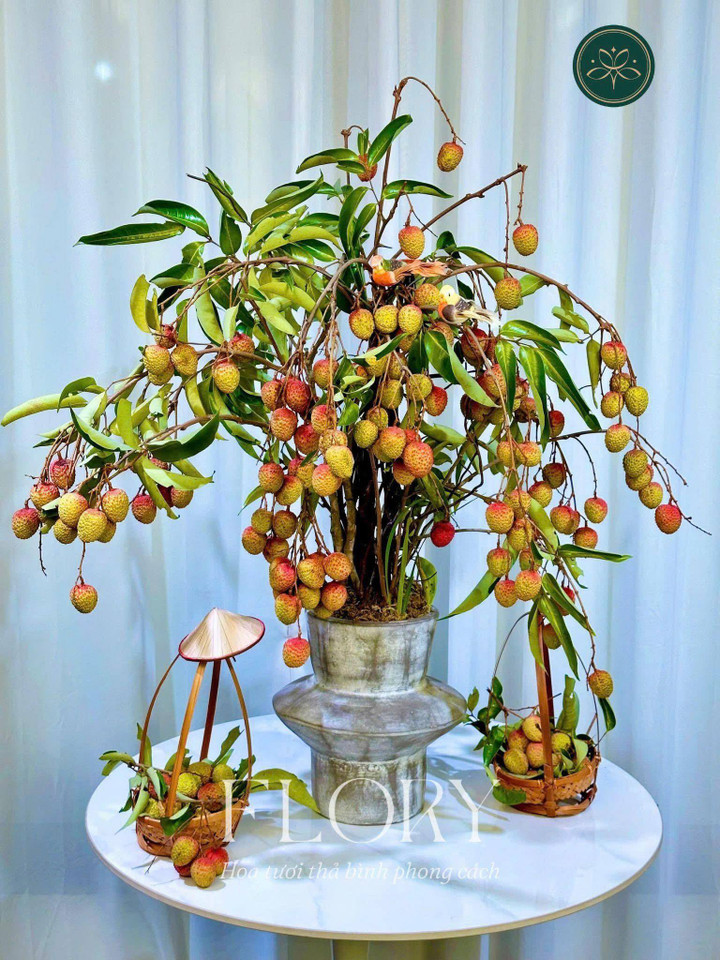 Các shop hoa cũng nhận dịch vụ giao "set" cành vải kèm bình đến tận nhà cho khách. (Ảnh: Flory)