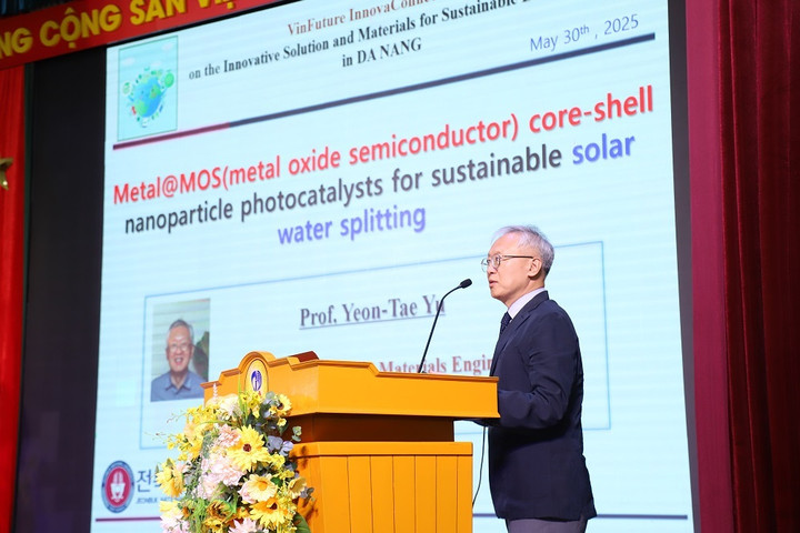 GS. Yeon-Tae Yu (Đại học Jeonbuk, Hàn Quốc) chia sẻ những bước tiến mới nhất trong nghiên cứu cấu trúc nano lõi – vỏ kim loại MOS. (Ảnh: BTC)