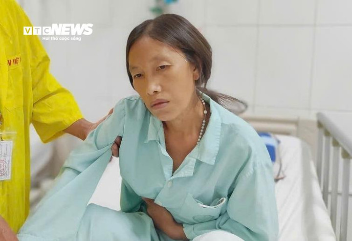 Chị Pạ da sạm đen, môi nhợt nhạt vì thiếu oxy, đang gắng gượng từng ngày chiến đấu với bệnh tim để giành lại sự sống.