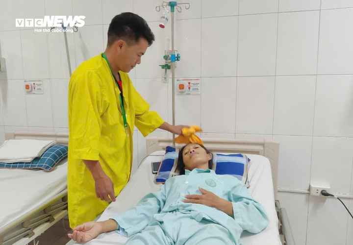 Anh Dạ túc trực bên giường bệnh của vợ.