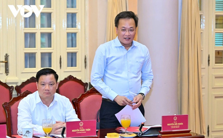 Lãnh đạo tỉnh Hưng Yên báo cáo tại buổi làm việc.