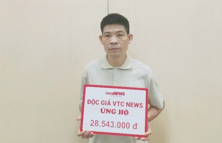 Anh Bùi Văn Tiến đón nhận số tiền bạn đọc giúp đỡ.