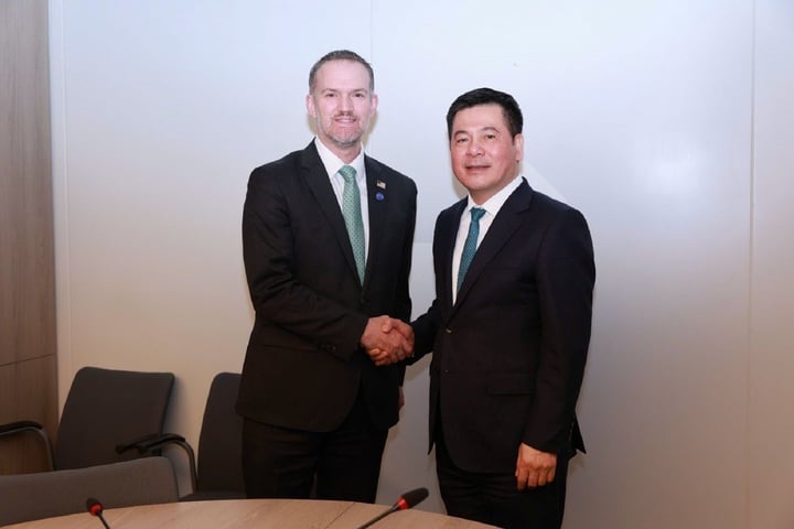 Trưởng Đại diện Thương mại Mỹ Jamieson Greer, Trưởng đoàn đàm phán Mỹ và Bộ trưởng Nguyễn Hồng Diên.