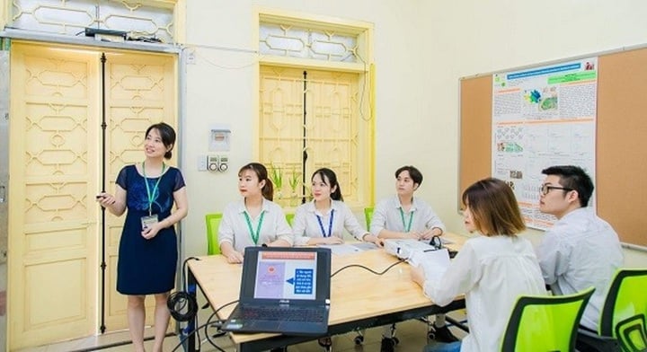 Giảng viên hướng dẫn sinh viên nghiên cứu khoa học.