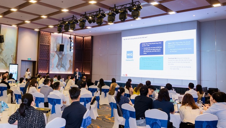 Ông Nguyễn Anh Dũng, Tổng Giám đốc Công ty Nghiên cứu thị trường NielsenIQ Việt Nam, chia sẻ tại hội thảo.