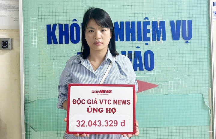 Chị Phạm Thị Lan (em gái anh Phạm Phan Quyền) đại diện gia đình đón nhận sự giúp đỡ của bạn đọc.