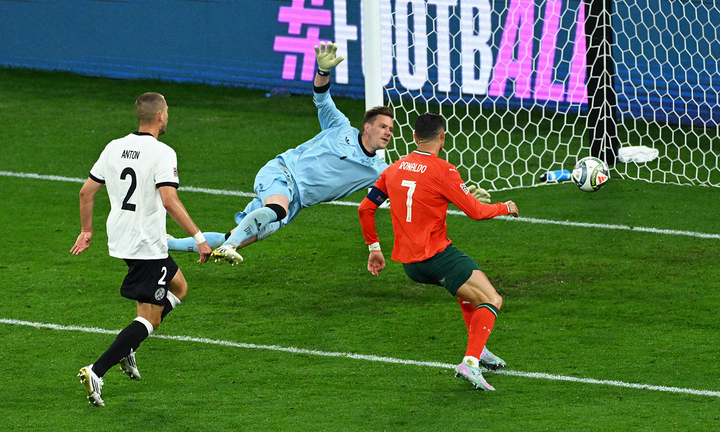 Ronaldo ghi bàn quyết định cho Bồ Đào Nha.