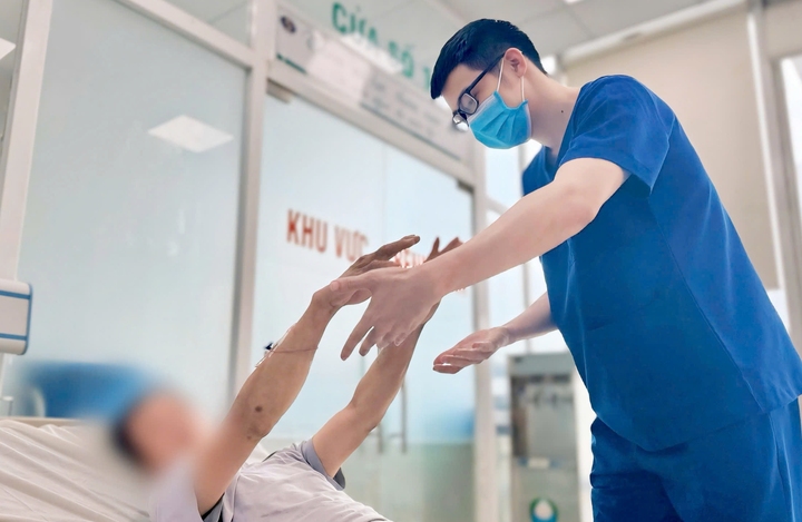 Nam thợ xây nguy kịch vì sốc nhiệt giữa trời nắng gắt