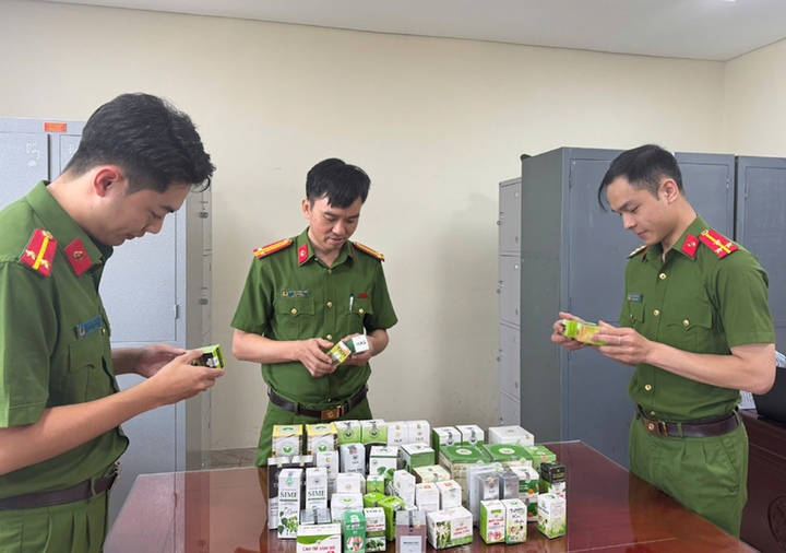 Cán bộ Công an tỉnh Thanh Hoá đang kiểm tra tang vật vụ án. (Ảnh: Công an Thanh Hóa)
