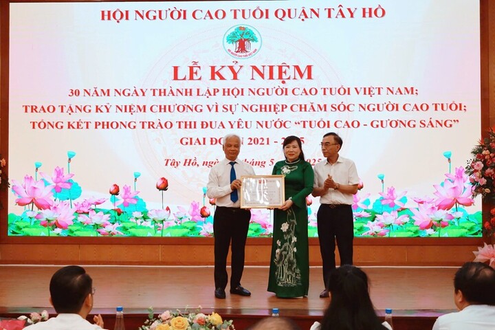 Hội Người cao tuổi quận Tây Hồ nhận Bằng khen của Hội Người cao tuổi thành phố Hà Nội về những thành tích đạt được trong thời gian qua, nhân kỷ niệm 30 năm Ngày thành lập Hội Người cao tuổi Việt Nam (10/5/1995-10/5/2025).
