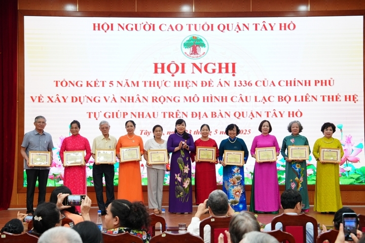 Tặng giấy khen của Hội Người cao tuổi Tây Hồ cho các cá nhân.