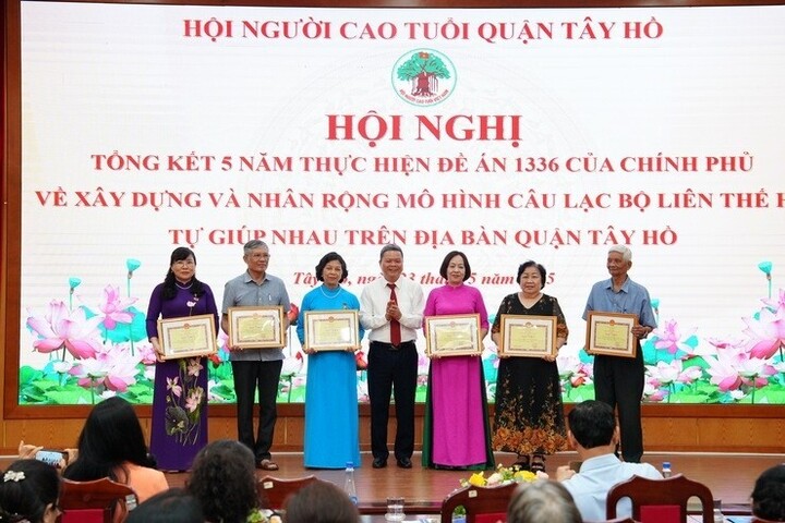 Các tập thể của quận Tây Hồ nhận giấy khen của Hội Người cao tuổi thành phố Hà Nội.