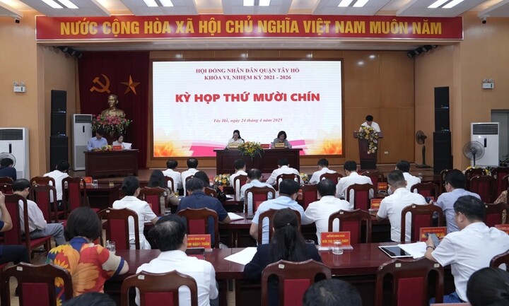 HĐND quận Tây Hồ thông qua chủ trương thực hiện phương án sắp xếp đơn vị hành chính cấp xã trên địa bàn quận tại kỳ họp thứ 19, khoá VI, nhiệm kỳ 2021 – 2026.