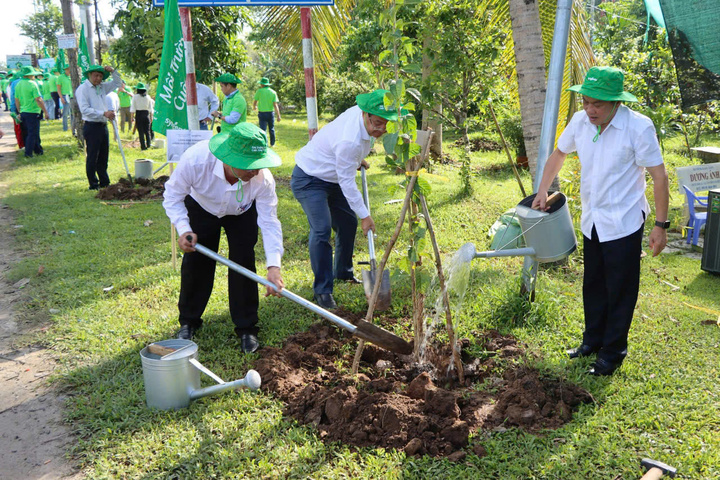 Chương trình “Môi trường sạch – Cuộc sống xanh” đã trồng hàng nghìn cây mới ở các tỉnh miền Tây.