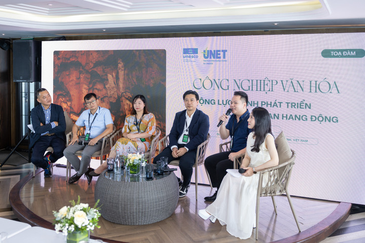 Các khách mời tham gia Tọa đàm.