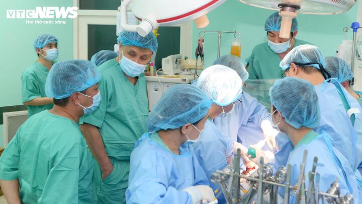 Các bác sĩ Bệnh viện Trung ương Huế thực hiện thành công ca ghép gan xuyên Việt, hồi sinh cho bệnh nhi 15 tháng tuổi. (Ảnh BVCC)