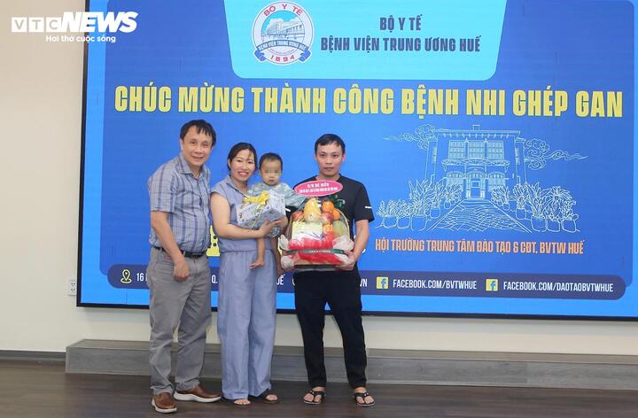GS.TS Phạm Như Hiệp - Giám đốc Bệnh viện Trung ương Huế chúc mừng gia đình trong ngày cháu V.Q.H được xuất viện sau ca ghép gan thành công. (Ảnh: BVCC)