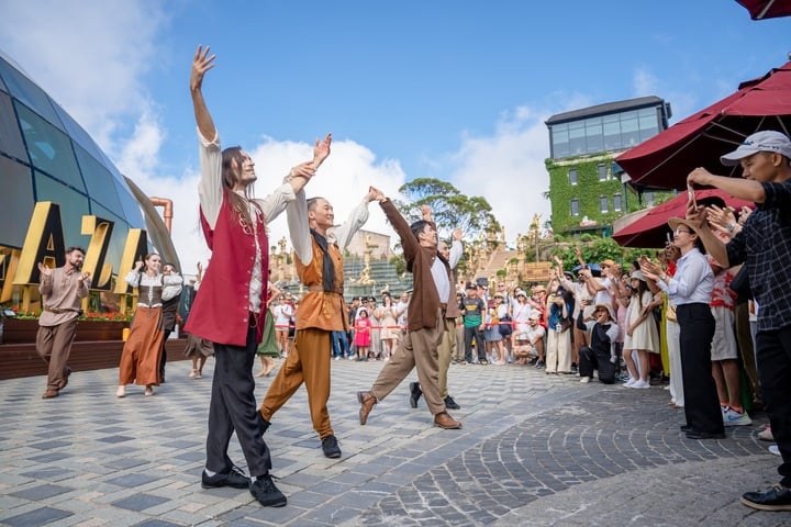 Show “Happy Fair” (Phiên chợ cổ tích).