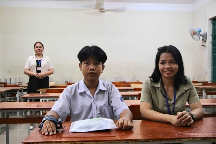 Thí sinh bị gãy tay phải được bố trí phòng riêng.