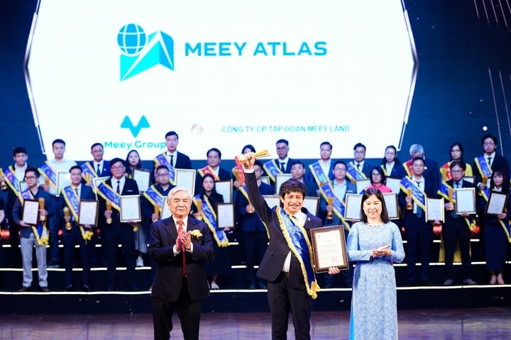 Ông Hoàng Mai Chung, Chủ tịch HĐQT Meey Group, nhận giải Sao Khuê 2025.