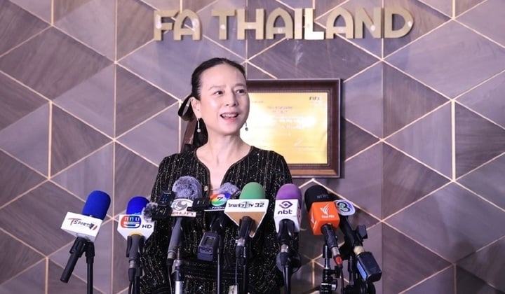 Madam Pang ký hợp đồng bán bản quyền Thai League