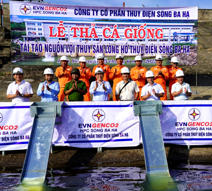 Đại biểu chụp hình lưu niệm cùng Công ty tại Lễ thả cá giống.