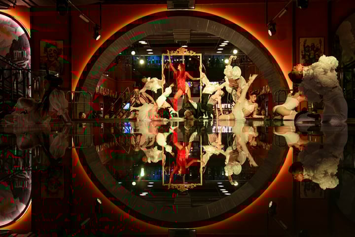 Show “Afterglow” (Dư Âm) biến không gian bên trong Beer Plaza thành một sân khấu nghệ thuật đầy huyền ảo và có phần kỳ bí.