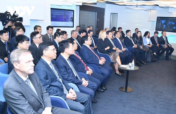 Thủ tướng Phạm Minh Chính và các đại biểu tại Trung tâm e-Estonia