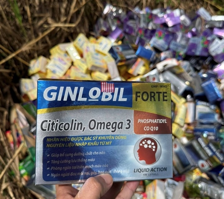Nhiều sản phẩm quen thuộc với người dân bị đổ bỏ, nghi là hàng giả. (Ảnh: Đại Việt)