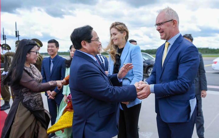 Vào 13h trưa 7/6 (giờ địa phương), 17h giờ Hà Nội, Thủ tướng Phạm Minh Chính và Phu nhân cùng đoàn đại biểu cấp cao Việt Nam rời Cộng hoà Estonia.