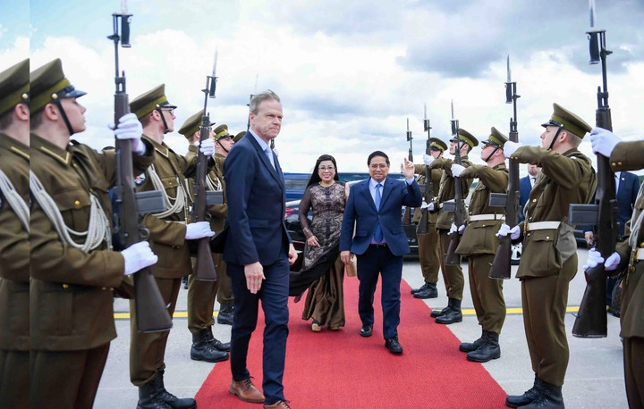 Vào 13h trưa 7/6 (giờ địa phương), 17h giờ Hà Nội, Thủ tướng Phạm Minh Chính và Phu nhân cùng đoàn đại biểu cấp cao Việt Nam rời Cộng hoà Estonia.