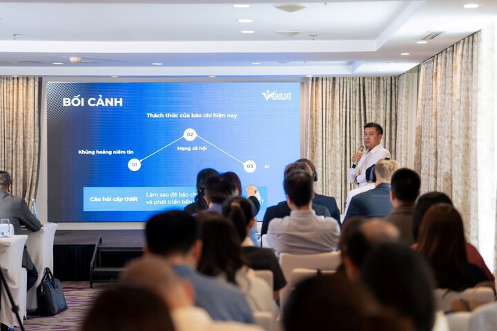 Nhà báo Nguyễn Văn Bá, Tổng biên Tập báo VietnamNet, chia sẻ về những khó khăn của báo chí Việt Nam hiện nay. (Ảnh: Minh Hoàn)