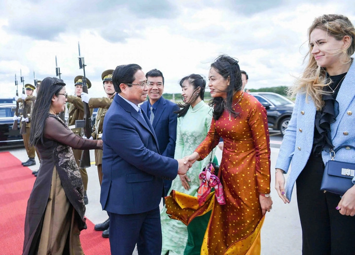 Vào 13h trưa 7/6 (giờ địa phương), 17h giờ Hà Nội, Thủ tướng Phạm Minh Chính và Phu nhân cùng đoàn đại biểu cấp cao Việt Nam rời Cộng hoà Estonia.