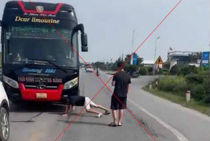 Chủ nhà xe bò trước đầu ô tô đối thủ để giành tuyến.