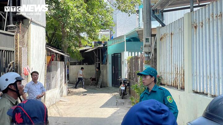 Lực lượng chức năng phong tỏa hiện trường vụ án để điều tra.