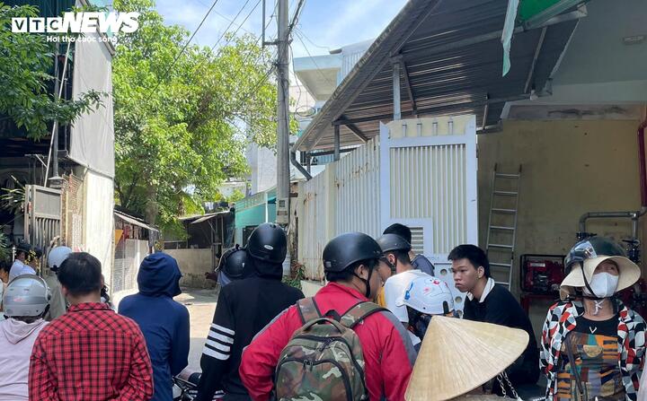 Rất đông người dân hiếu kỳ có mặt tại hiện trường vụ án.