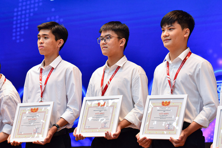Đại học Bách khoa Hà Nội tặng giấy khen cho các sinh viên tham gia nghiên cứu khoa học.