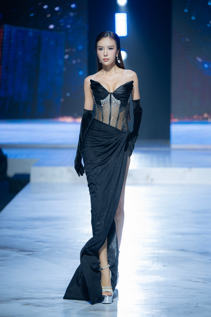 Các thiết kế trong Moonlight của Lê Ngọc Lâm lấy cảm hứng từ vẻ đẹp rực rỡ và riêng biệt của từng người. Anh cùng đội ngũ hơn 40 nhân sự miệt mài làm việc trong 10 ngày liên tục, từ 8 giờ sáng đến 10 giờ đêm để hoàn thiện từng thiết kế, chăm chút kỹ lưỡng từ chất liệu đến đính kết thủ công.