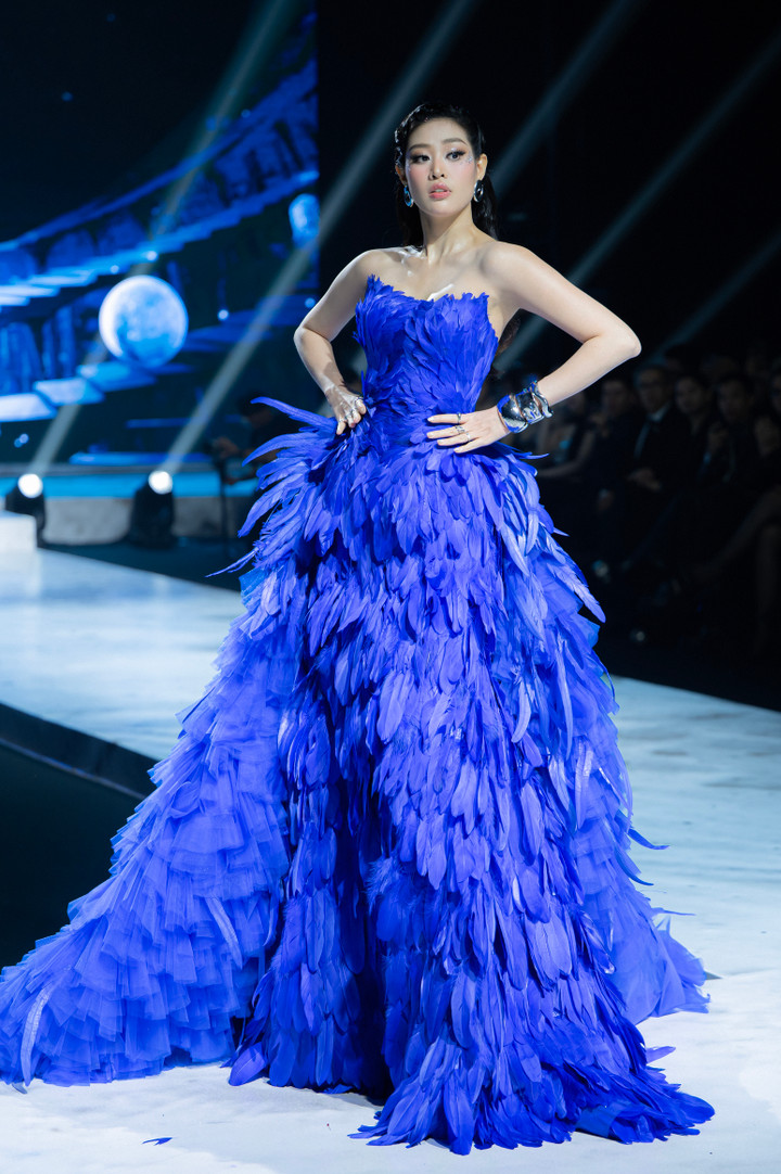 Đây là lần xuất hiện nổi bật đầu tiên của Khánh Vân sau đám cưới diễn ra vào tháng 12/2024. Cô nên duyên cùng nhiếp ảnh gia Nguyễn Long - người hơn cô 17 tuổi và từng cộng tác với nhiều ngôi sao trong làng giải trí Việt. Sau khi kết hôn, trái với suy đoán sẽ “theo chồng bỏ cuộc chơi”, Khánh Vân vẫn tất bật với các dự án nghệ thuật.