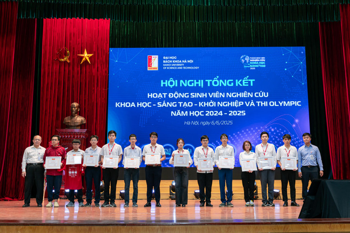 PGS Huỳnh Quyết Thắng (ngoài cùng bên trái) tặng giấy khen cho sinh viên.