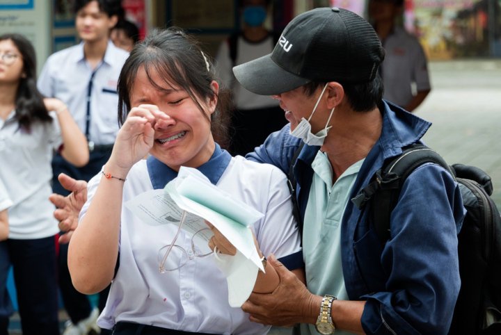Thí sinh bật khóc sau khi hoàn thành bài thi môn Toán. (Ảnh: Báo Thanh niên)