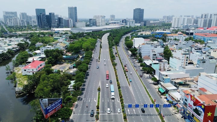 Tại phía Nam TP.HCM, ngoài Metro số 4, một tuyến metro khác nối Quận 7 đến Cần Giờ cũng đã được Vingroup đề xuất đầu tư. (Ảnh: M. Quỳnh)
