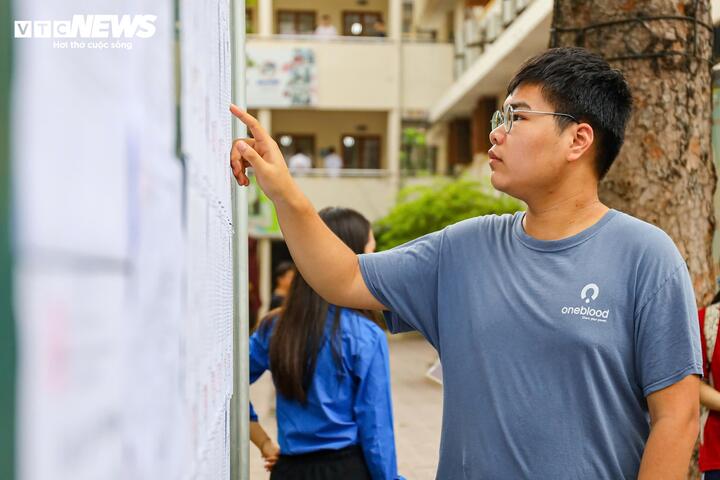 Candidates taking the 10th grade entrance exam at Hanoi public high schools completed the Literature and Foreign Language exams on June 7.