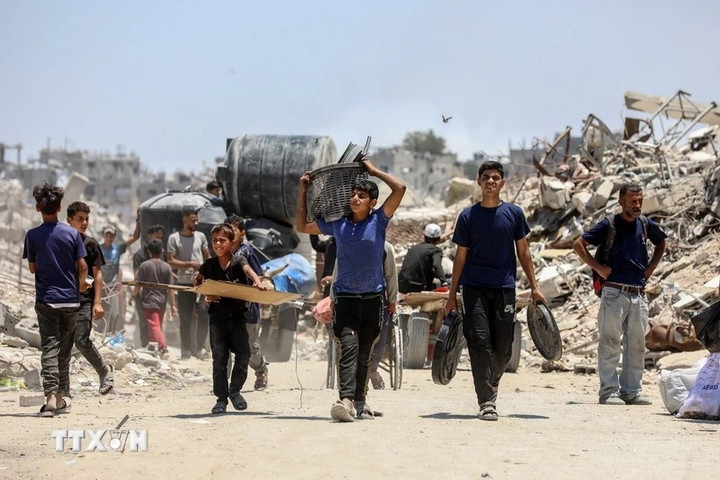 Người dân Palestine tại thị trấn Beit Lahia, phía Bắc Dải Gaza ngày 4/6/2025. (Ảnh: THX/TTXVN)