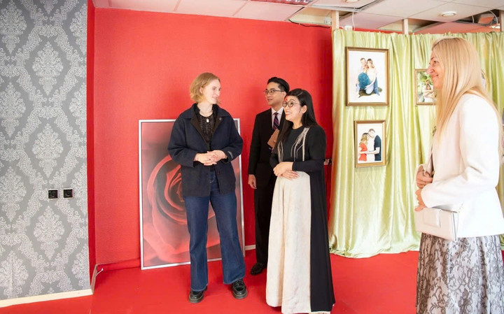 Phu nhân Lê Thị Bích Trân thăm Học viện Nghệ thuật Estonia.