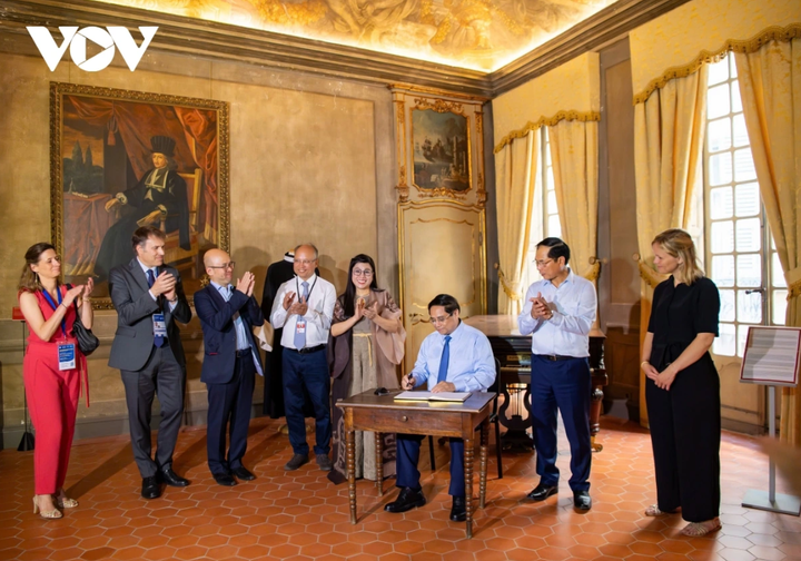 Thủ tướng Phạm Minh Chính viết sổ lưu niệm sau khi thăm Bảo tàng Lascaris (Musée Palais Lascaris)