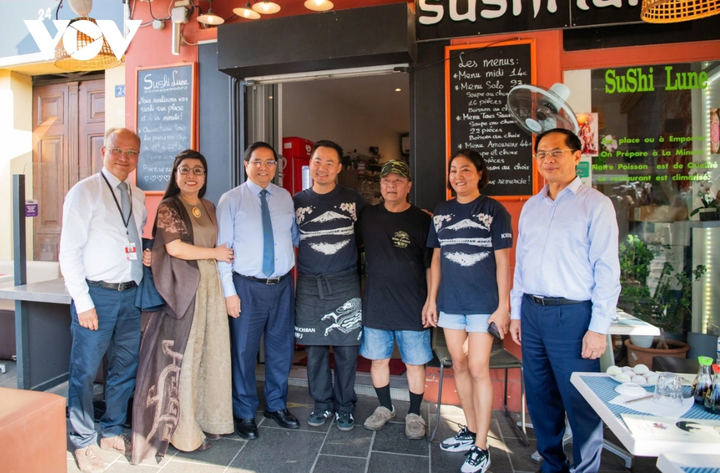 Thủ tướng Phạm Minh Chính và Phu nhân cùng đoàn đại biểu cấp cao Việt Nam đã tới thăm gia đình anh Võ Bá Luận.