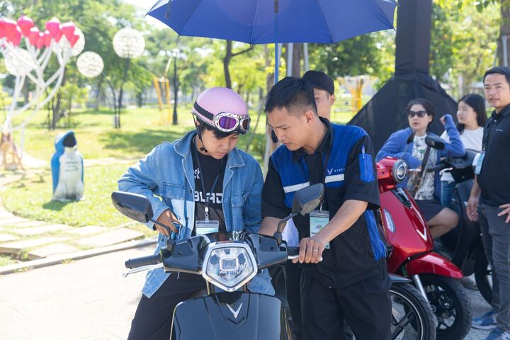 Tại sự kiện “Đổi xăng lấy điện”, khách hàng được hướng dẫn lái thử và tư vấn về sản phẩm.